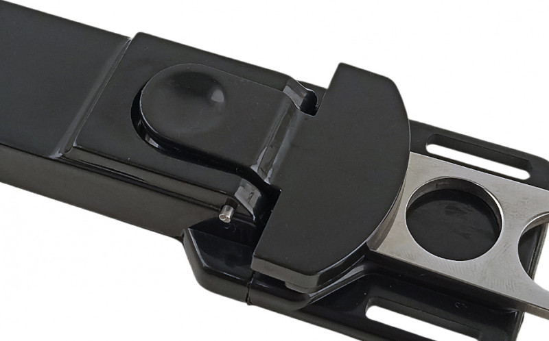 Нож крепится в ножнах благодаря надежной нажимной кнопке защелки.