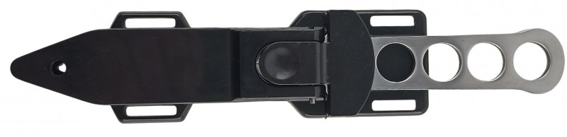 В основании ножен прорези для ремешков, расположение ножа возможно в любом удобном месте на снаряжении или поясе.