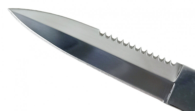Лезвие выполнено из нержавеющей стали, форма лезвия - стилет, на одной стороне которого ровная заточка, а на другой - серрейторная (пилообразная).