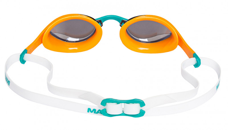 Раздвоенный ремешок обеспечивает максимально удобную посадку очков на голове пловца. Линзы с широким углом обзора имеют защиту от ультрафиолета и бликов, а так же покрытие «Антифог» от запотевания.