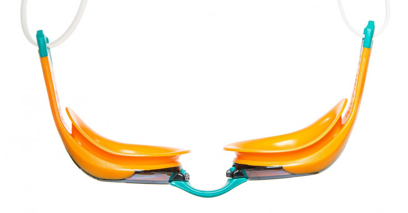 Мягкий обтюратор надежно прилегает к глазам при этом не перегружая их. Ремешок крепится не близко к обтюратору, а чуть дальше, давая при этом больше обтекаемости очкам.