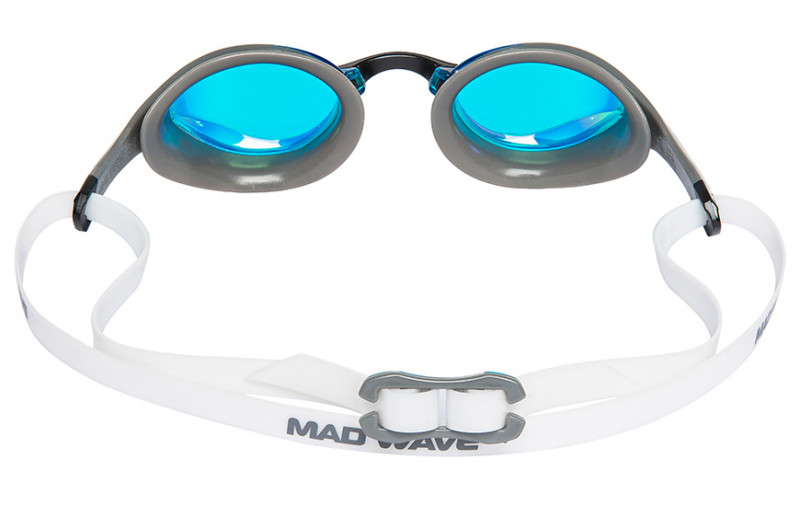Раздвоенный ремешок обеспечивает максимально удобную посадку очков на голове пловца. Линзы с широким углом обзора имеют защиту от ультрафиолета и бликов, а так же покрытие «Антифог» от запотевания.