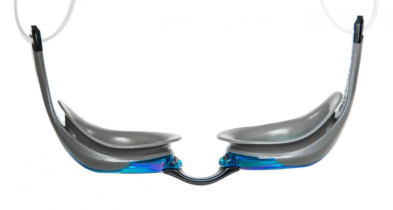 Мягкий обтюратор надежно прилегает к глазам при этом не перегружая их. Ремешок крепится не близко к обтюратору, а чуть дальше, давая при этом больше обтекаемости очкам.