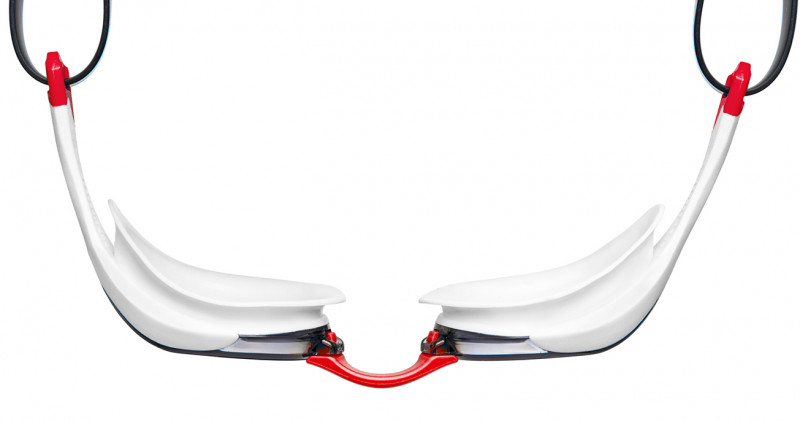 Мягкий обтюратор надежно прилегает к глазам при этом не перегружая их. Ремешок крепится не близко к обтюратору, а чуть дальше, давая при этом больше обтекаемости очкам.