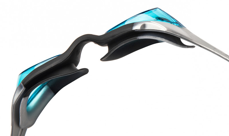 Глубокий мягкий обтюратор надежно прилегает к глазам, обеспечивая максимальный комфорт даже при длительном использовании.