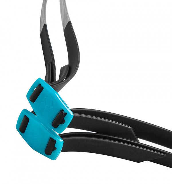 Двойной силиконовый ремешок легко регулируется с помощью клипс сзади и надежно фиксирует очки на голове.