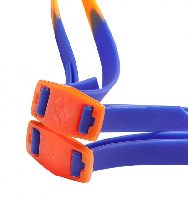 Двойной силиконовый ремешок легко регулируется с помощью клипс сзади и надежно фиксирует очки на голове.