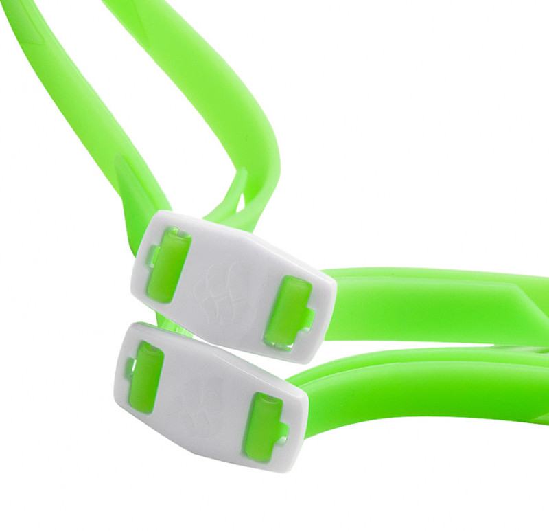 Двойной силиконовый ремешок легко регулируется с помощью клипс сзади и надежно фиксирует очки на голове.