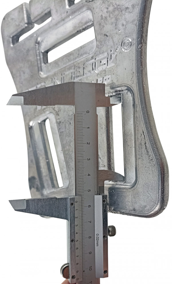 Длина прорезей под ремень - 5.6см.