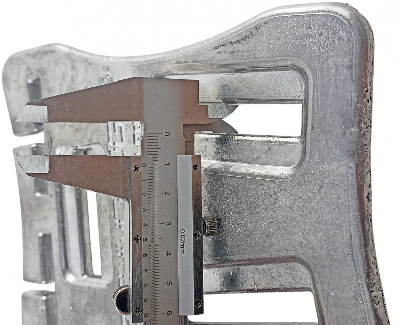 Ширина прорезей под ремень - около 1см.