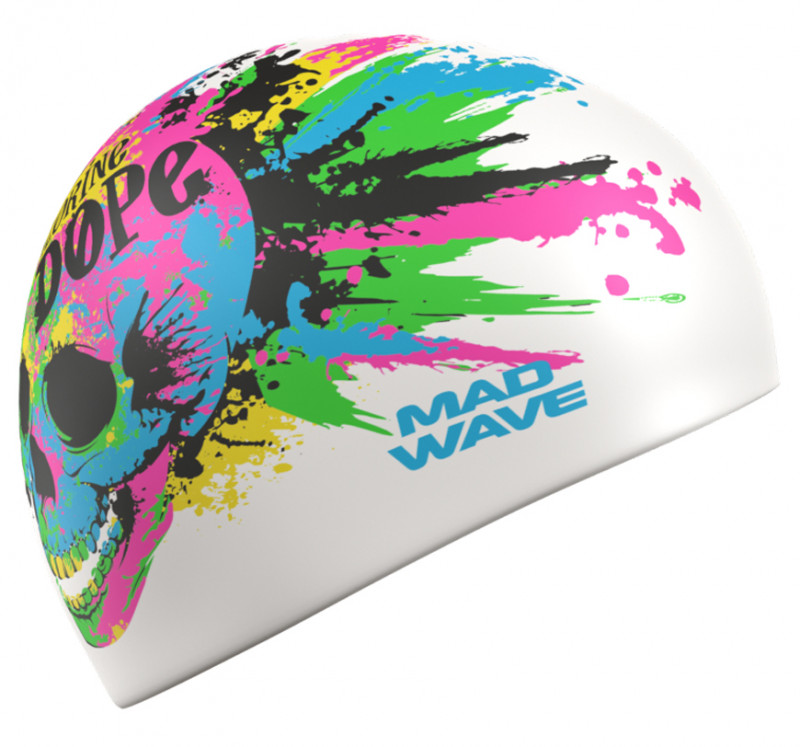 Белая силиконовая шапочка с ярким рисунком черепа, явно довольного тренировкой.