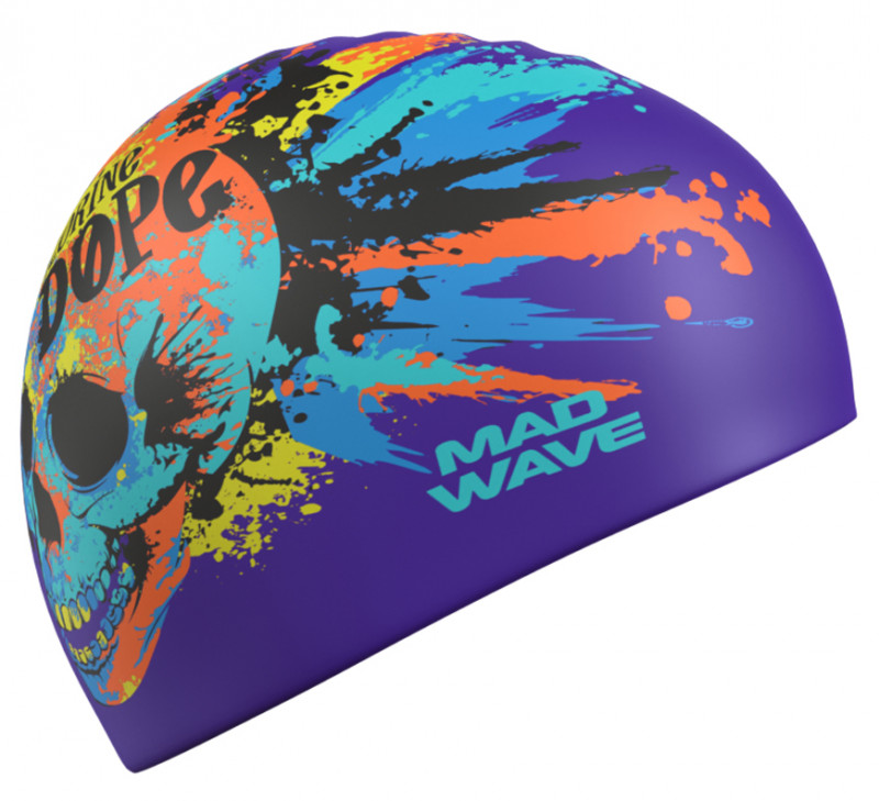 Фиолетовая силиконовая шапочка с ярким рисунком черепа, явно довольного тренировкой.