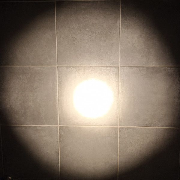 Время свечения до 9 часов, в зависимости от режима. При расстоянии до стены в 60см дает пятно с центральным пучком около 25см, боковой засветкой около 85см.