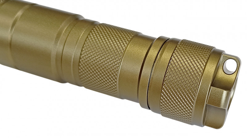 Темляк привязывается через специальное отверстие в крышке фонаря.