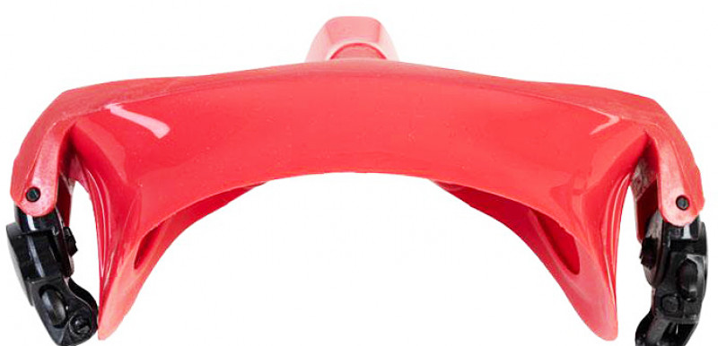 За счет малого подмасочного пространства маску легко продуть от воды, к тому же это плюс при глубинном фридайвинге.