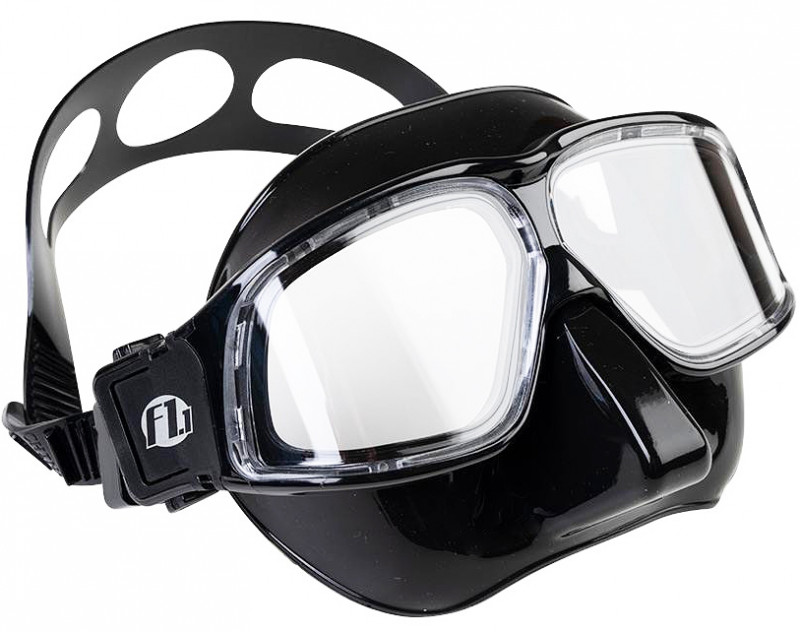 Сферические линзы изготовлены из особого полимера на основе поликарбоната повышенной прозрачности. В отличие от масок со стеклянными линзами, полимерные линзы позволяют видеть объекты под водой в их реальном размере, а так же не дает эффекта приближения предметов.