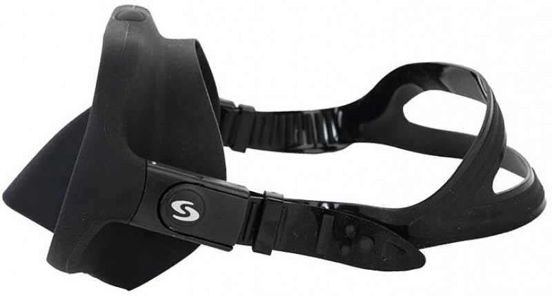 Гибкие крепления пряжек к силиконовому корпусу маски сложатся, как боковые зеркала у автомобиля, при механическом воздействии на них.