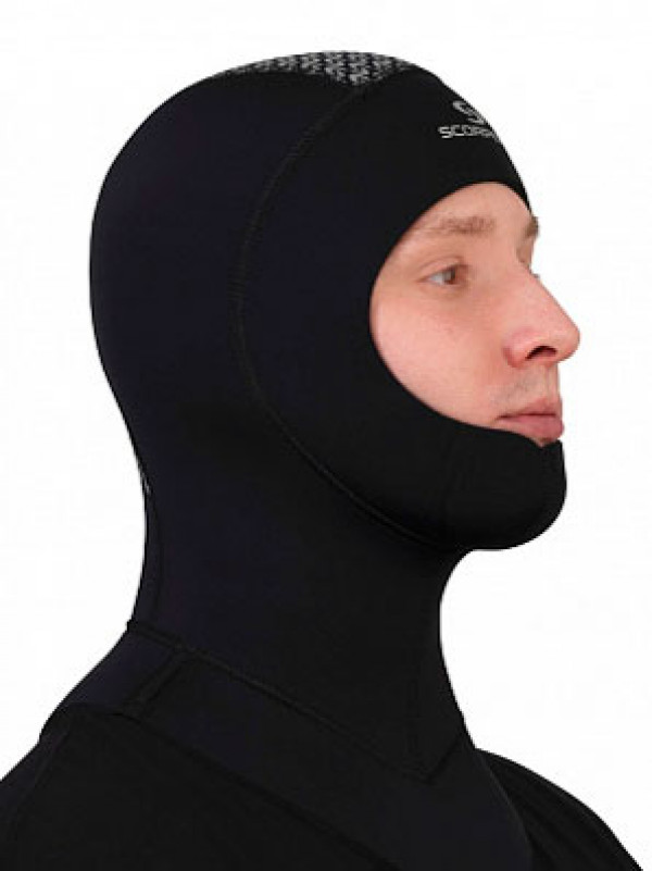 Шлем максимально закрывает открытые поверхности лица. Пелерина в области шеи - приятный элемент, который заправляется под костюм для лучшей термозащиты. В случае необходимости и лицевой обтюратор, и пелерину можно подрезать ножницами.