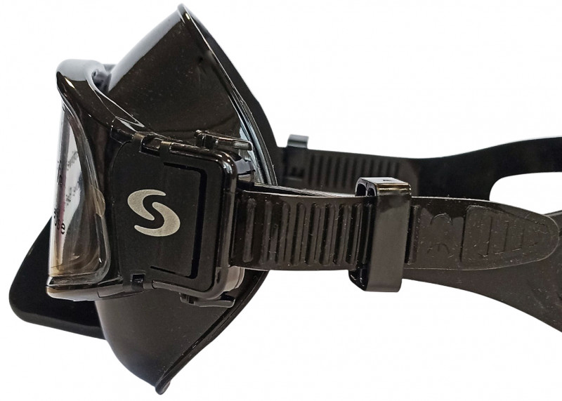 Пряжки натяжения ремешка снабжены рельефными нажимными кнопками - для простоты работы с ними даже в перчатках.