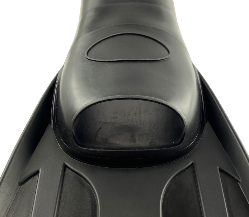 В носке вырезано отверстие для слива воды, чтобы проще надевать и снимать ласты.