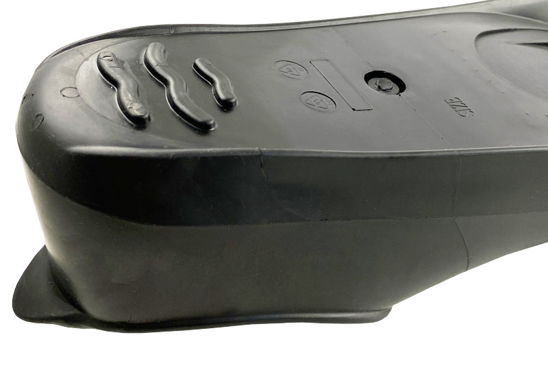 Подошва средней жесткости защищает стопу от контакта с камнями.