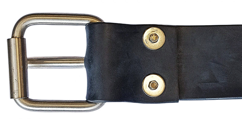 Оснащен марсельской пряжкой из нержавеющей стали с подпружиненным язычком для быстрого самосброса.