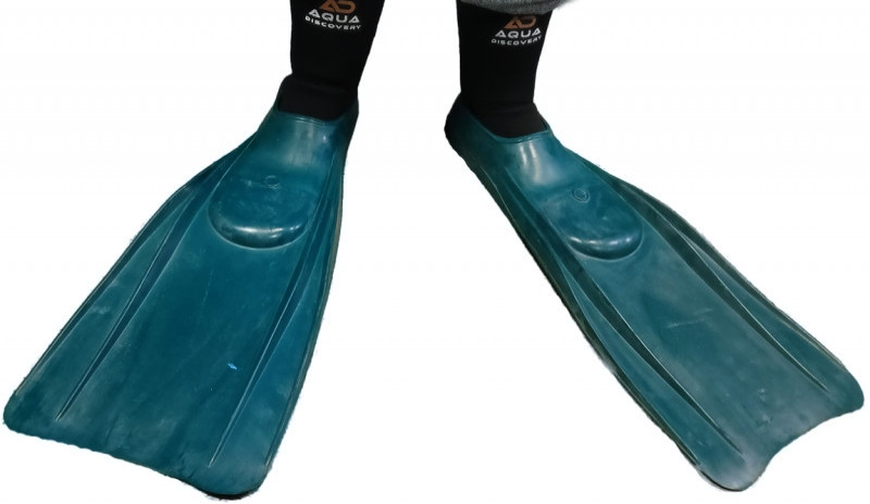 За счет мягкой резины и широкой калоши их можно надевать на неопреновый носок, популярный в подводном плавании.