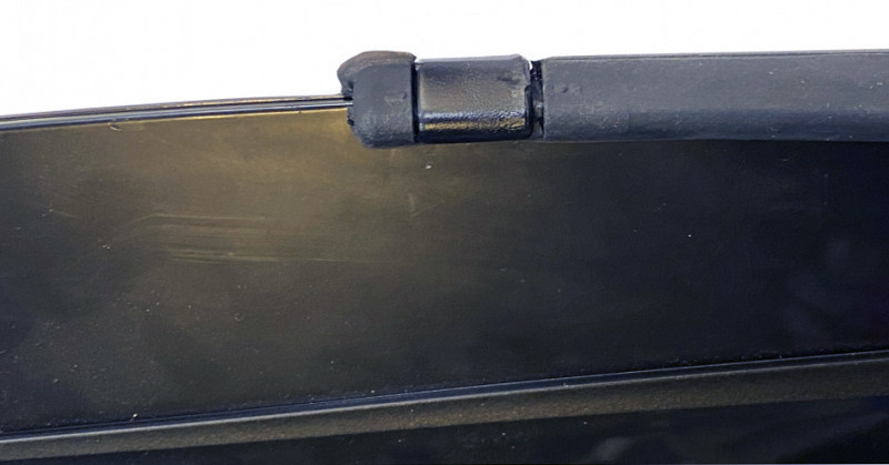 Прочные пластиковые клипсы надежно фиксируют лопасти в резиновых усах.