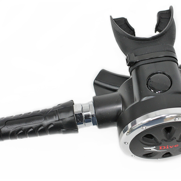 Именно этот О-ринг отвечает за качество герметизации между шлангом и второй ступенью вашего регулятора, наличие пузырей из места стыковки говорит о необходимости его поменять!