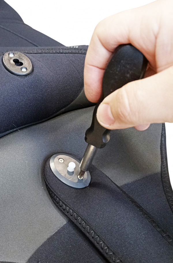 Одна половина клипсы собирается в нижней части куртки, вторая на откидном хлястике, стягивается крестовой отверткой.