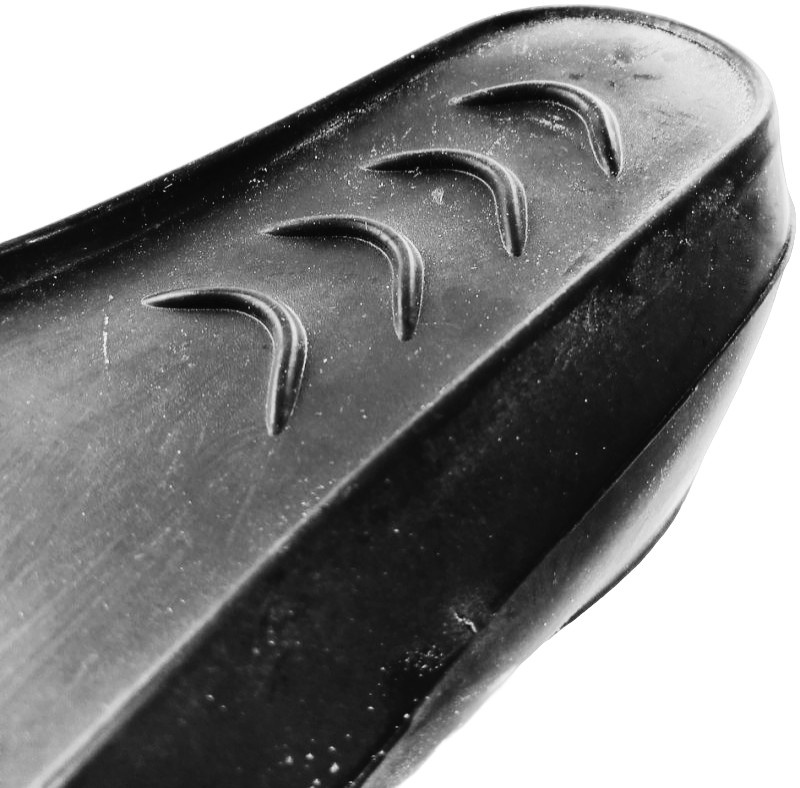 На подошве под пяткой рельефные выступы для лучшего сцепления с плиткой бассейна при передвижении по бортику.