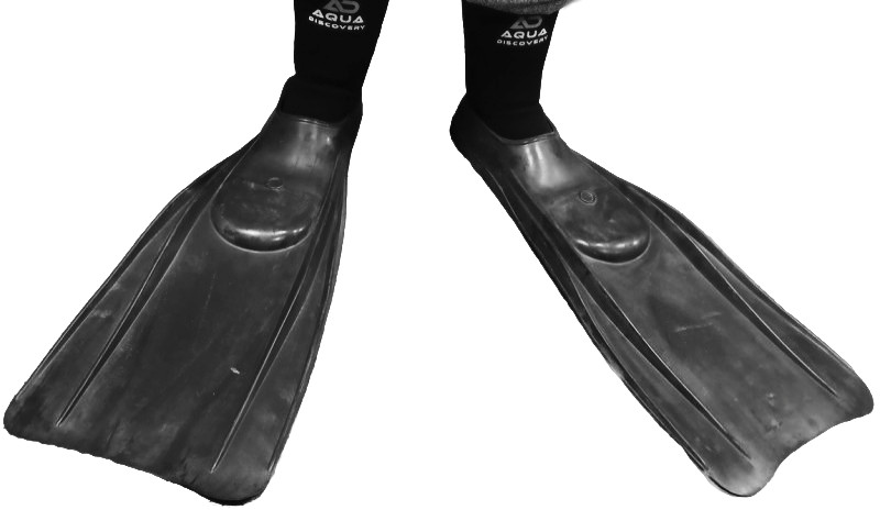 За счет мягкой резины и широкой калоши их можно надевать на неопреновый носок, популярный в подводном плавании.