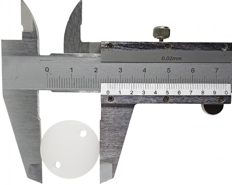 Внешний диаметр пуговицы около 2.5см.