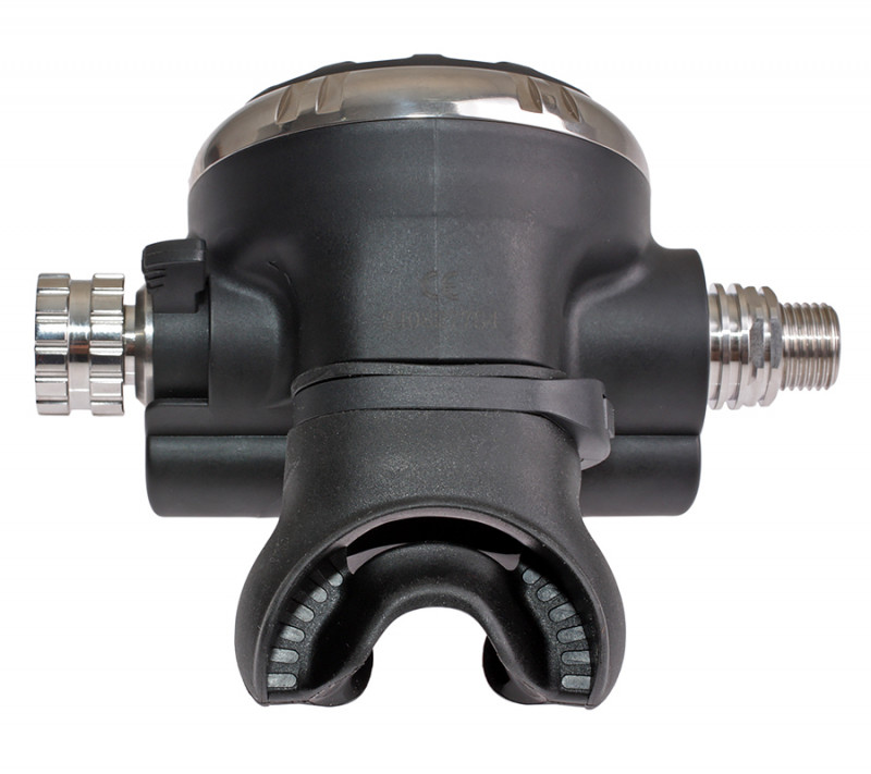 Анатомический загубник из термопластичного полиуретана крепится к корпусу многоразовым хомутом.