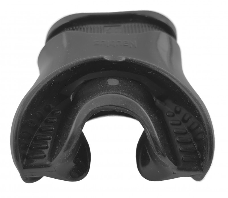 Перемычка, соединяющая две стороны загубника, для повышения комфорта и безопасности, особенно при аварийном засовывании его в рот напарника.