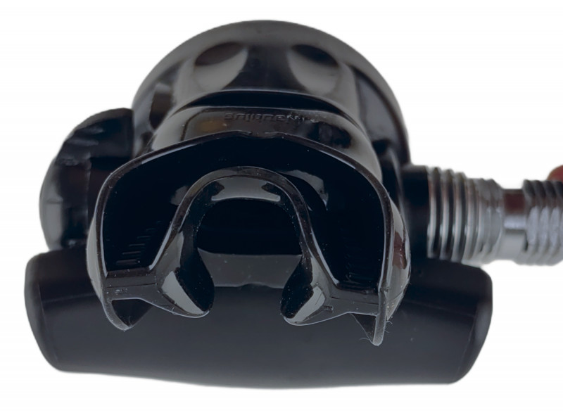 Устанавливается на вторую ступень вашего регулятора, после чего крепится обычным стяжным хомутом.