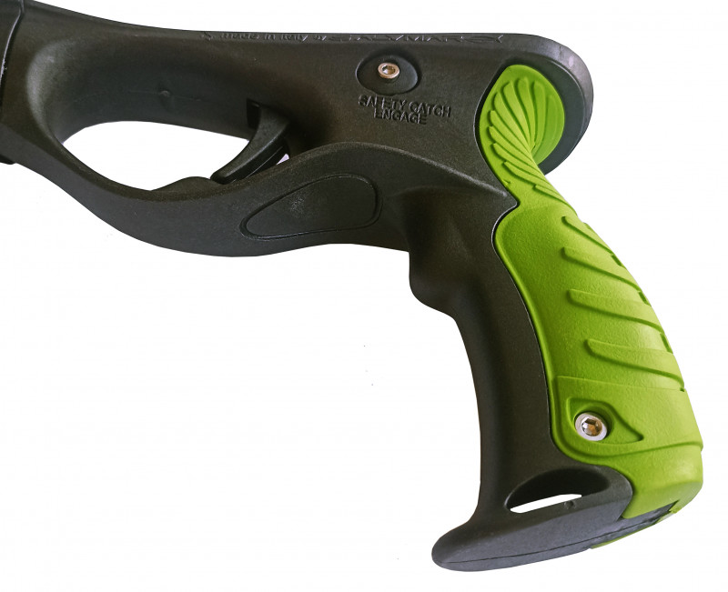 Универсальная рукоять под правую и левую руку. Выполнена в фирменном зеленом цвете производителя. Отверстие для привязки резинки на руку внизу ручки.