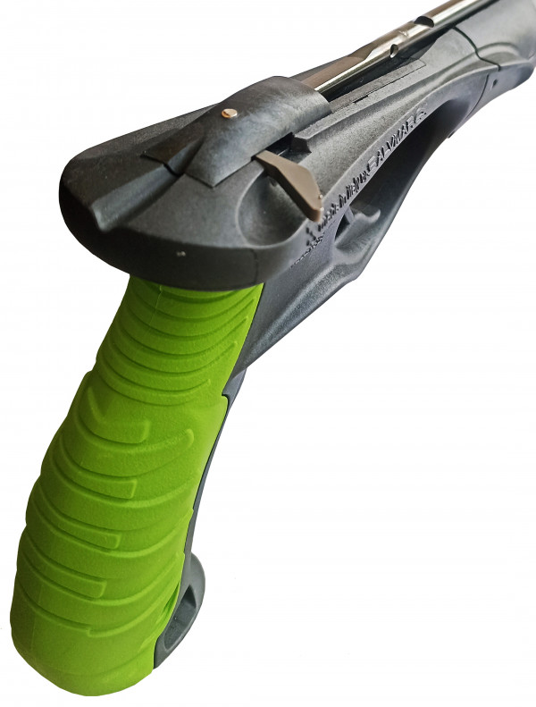 Боковой линесброс изготовлен из нержавеющей стали и максимально смещен к торцу ружья лучшей намотки рабочего линя.