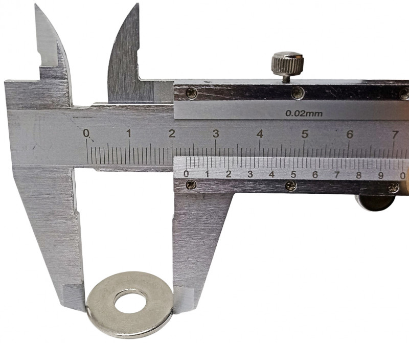 Диаметр стальной шайбы около - 2.3см.