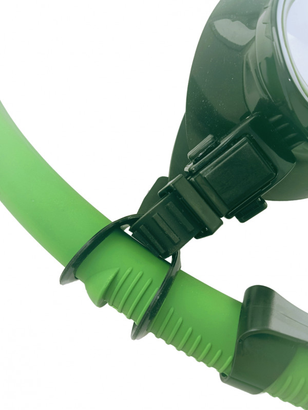 Подходит для большинства моделей масок и трубок благодаря эластичному материалу и продуманной конструкции. Исключает самопроизвольное выпадение трубки даже при активных движениях под водой.