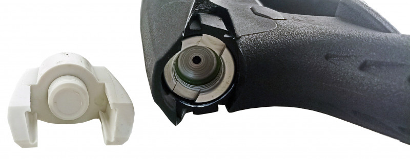 В торце ружья расположен клапан закачки закрывающийся от возможной грязи белой пробкой.