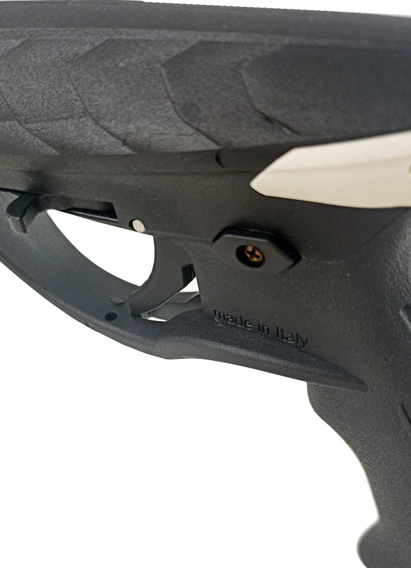 Аккуратный предохранитель за курком для защиты от случайного выстрела.