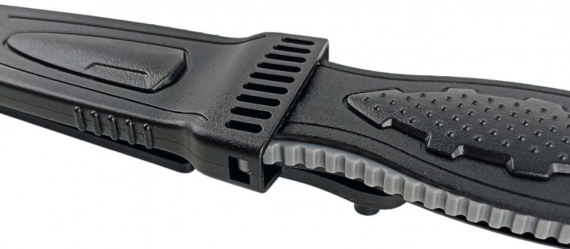 Нож надежно крепится в ножнах благодаря двойной защелке по краям - самому удачном механизму крепления в подводном плавании.