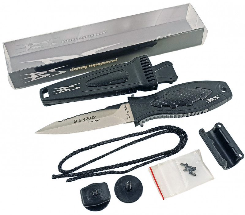 Продается в фирменной упаковке. В комплекте: нож, ножны, два винта, адаптер крепления на шланг поддува, веревка (темляк) на руку.