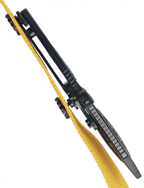 С помощью двух винтов входящих в комплект нож можно прикрутить к снаряжению в нужном вам месте.