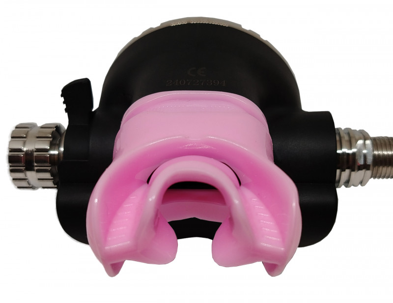 Яркие цветовые решения могут быть полезны в техническом дайвинге, чтобы не перепутать нужные регуляторы под водой.