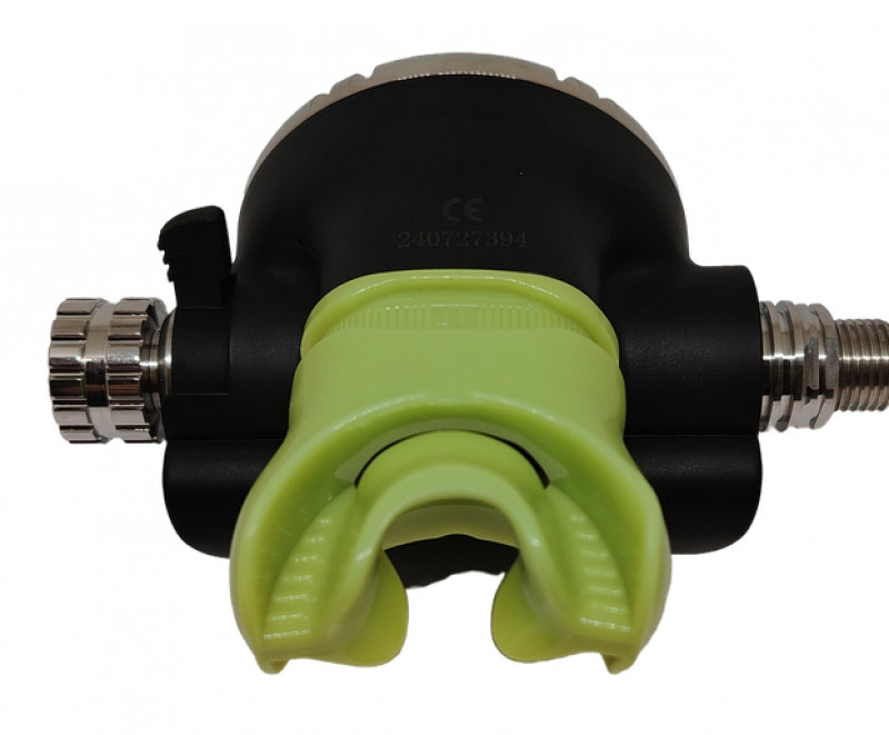 Яркие цветовые решения могут быть полезны в техническом дайвинге, чтобы не перепутать нужные регуляторы под водой.