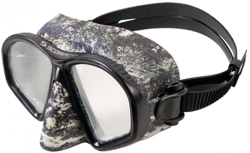 Для ослабления натяжения, пряжки этой маски имеет две кнопки, которые удобно находить и нажимать даже на ощупь и в перчатках.