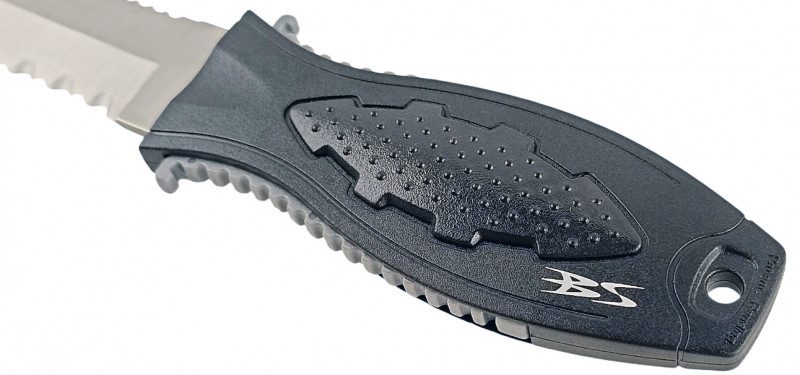 Данный нож не предназначен для суровых условий эксплуатации подводного охотника, его лезвие заходит в ручку не более чем на треть длины, в следствии чего нож может сломаться при работе с ним «на излом».