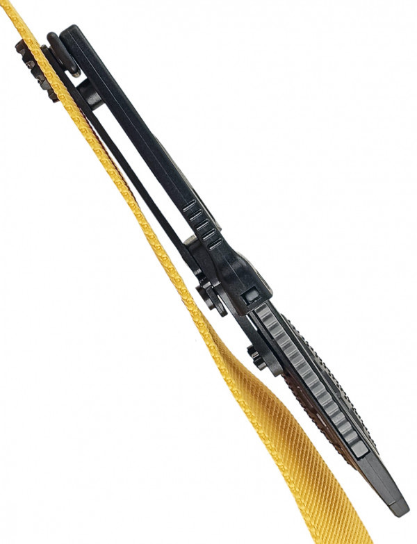 С помощью винта в комплекте нож можно прикрутить к снаряжению в нужном вам месте.